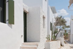 The entrance with the marble steps