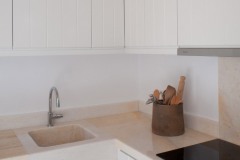 Le plan de travail en marbre dans la cuisine