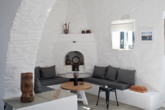 Le salon avec l'arche en pierre