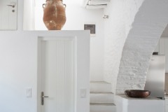 L'entrée de la sdb du rdc et l'escalier