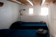 La mezzanine avec les deux lits simples