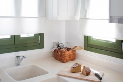 Le plan de travail en marbre de la cuisine